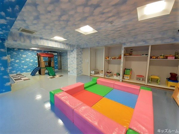 【キッズルーム】雨の日などもお子さまが安心して遊ぶことができるキッズルームがあります。