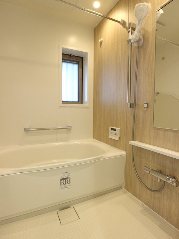 浴室にも窓が付きますので、換気良好です。「追い焚き機能」「浴室暖房換気乾燥機」付きです♪