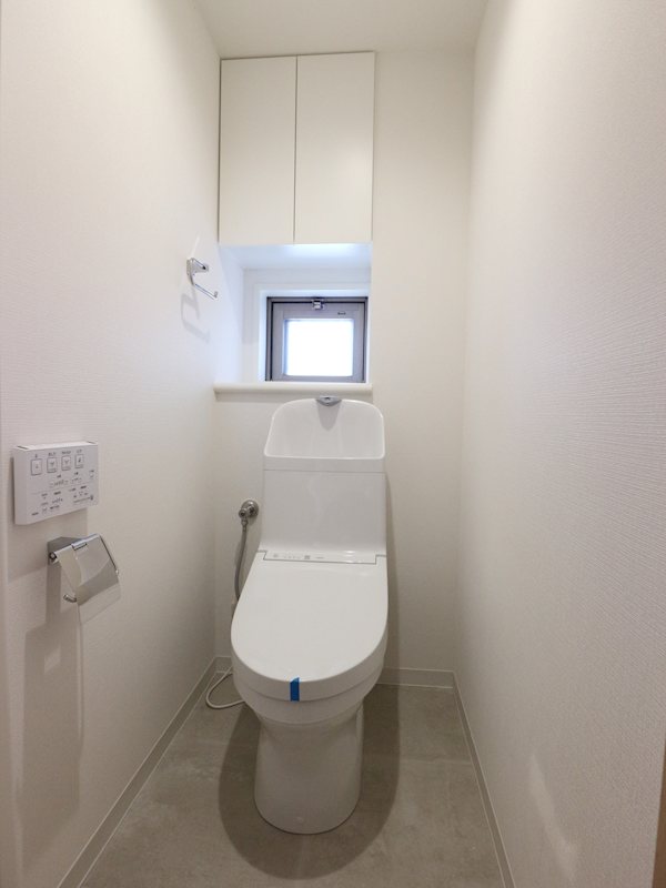 トイレにも窓が付きますので、換気良好です♪