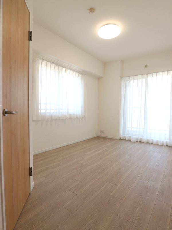 洋室6.6帖の様子♪バルコニーが付きますので、明るく開放感のあるお部屋です！