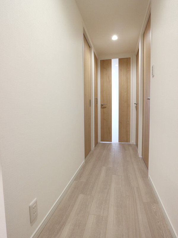 廊下の様子♪明るく暖かみのある雰囲気です♪