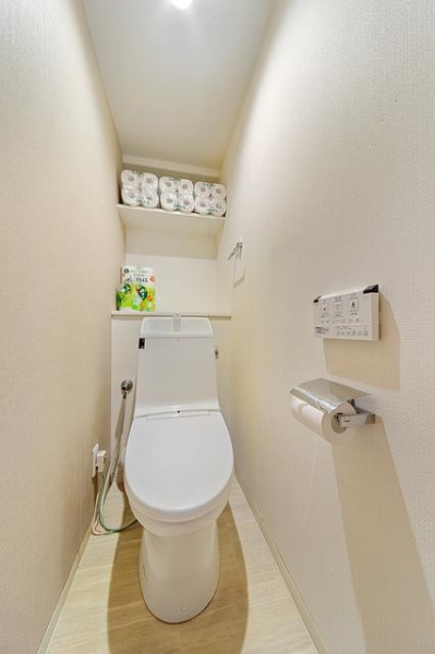 シャワートイレ一体型便座を設置！収納棚もあります！