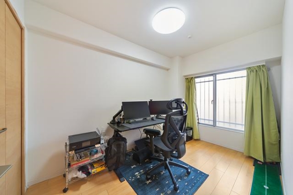 約４．９帖洋室！こちらのお部屋にも大きな収納付きです！