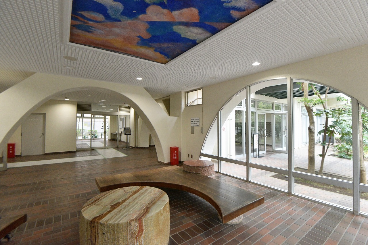【ロビー】椅子やテーブルが設置されているので、ご家族との待ち合わせなどに活用いただけます。