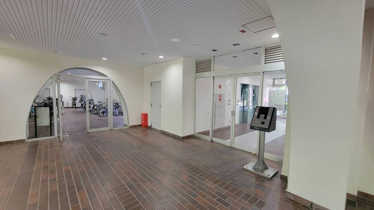 【エントランス】オートロックが設置されており、防犯面に配慮されています。共用部は、(株)レーベンコミュニティによる日勤管理が行われています。