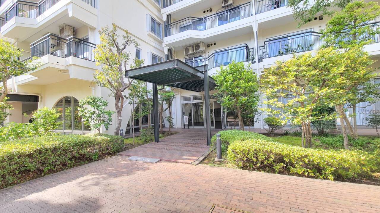 【エントランス】2021年10月～2022年10月に大規模修繕工事を実施済み。エントランスアプローチには屋根があり、雨の日も慌てずに傘の開閉が可能です。