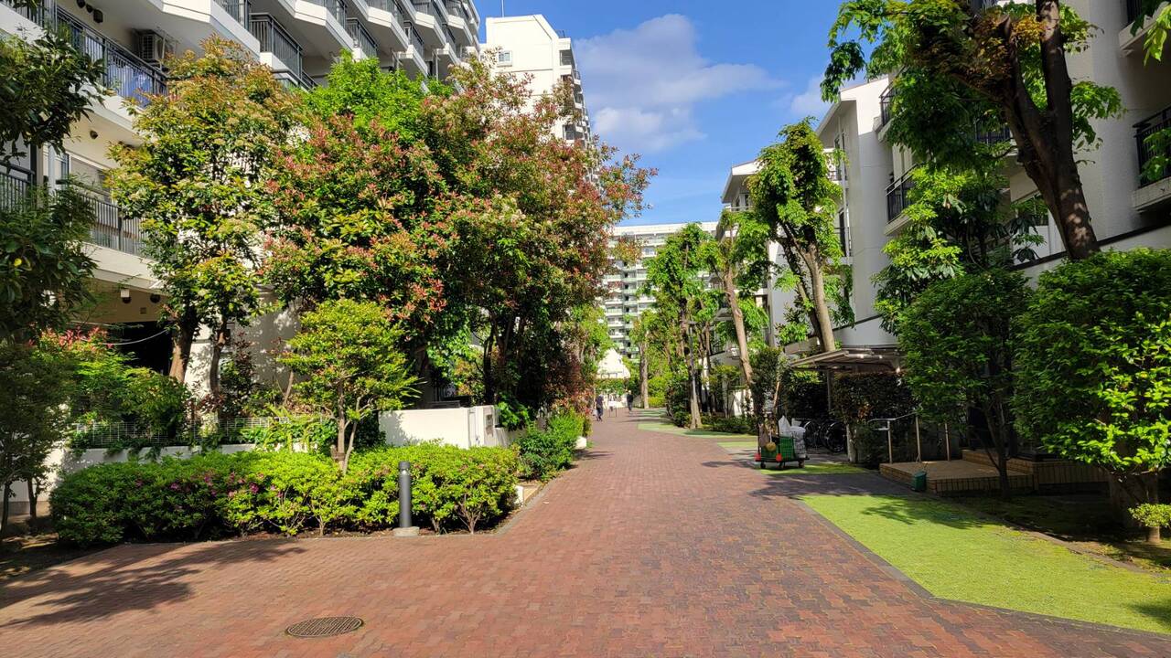【敷地内】大規模マンションならではのゆとりある敷地。周囲の住環境が変化しにくく、将来にわたって穏やかな暮らしが実現しやすい住環境です。