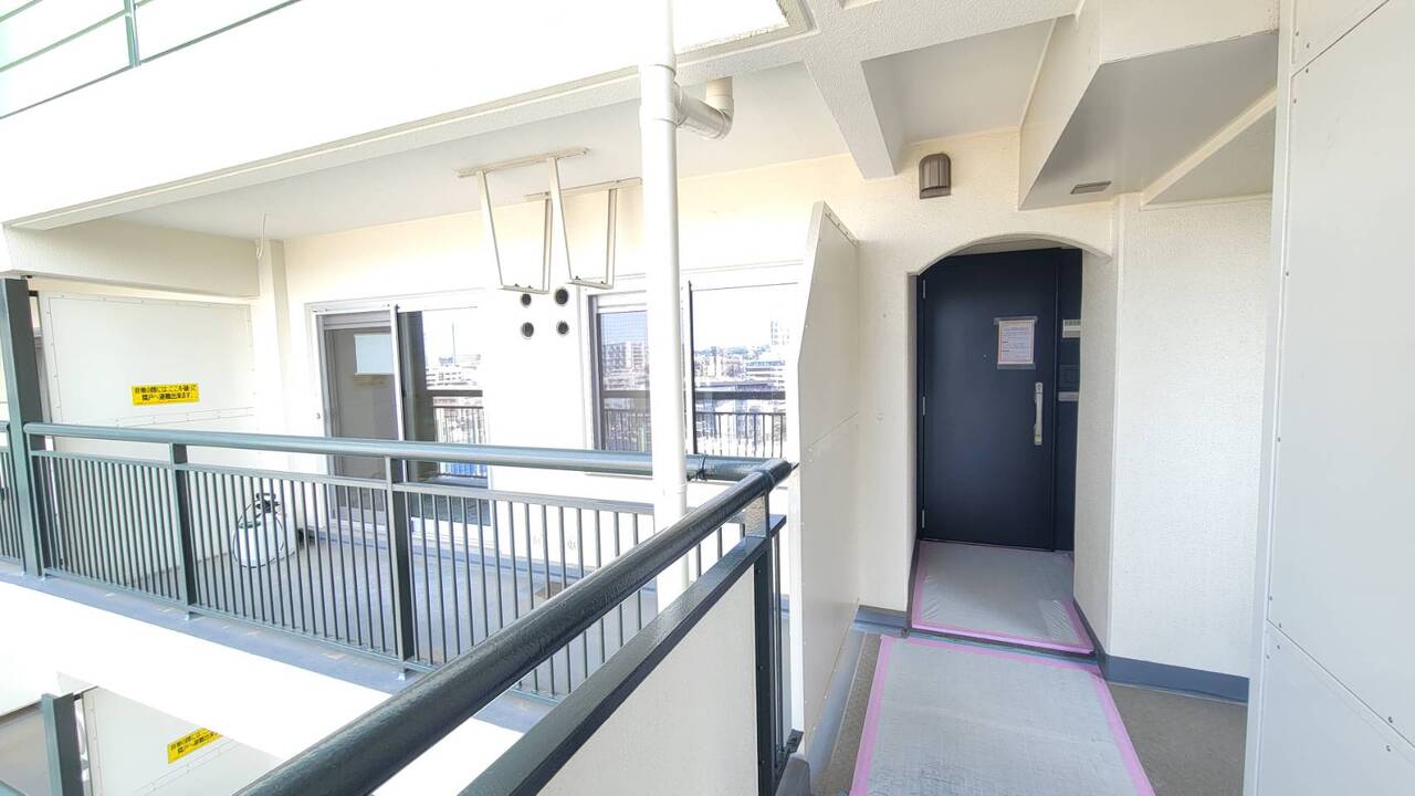 【外廊下】自然光が差し込み、爽やかな風が吹き抜ける外廊下仕様です。玄関部分は奥まっており、プライバシーを確保しやすい設計です。