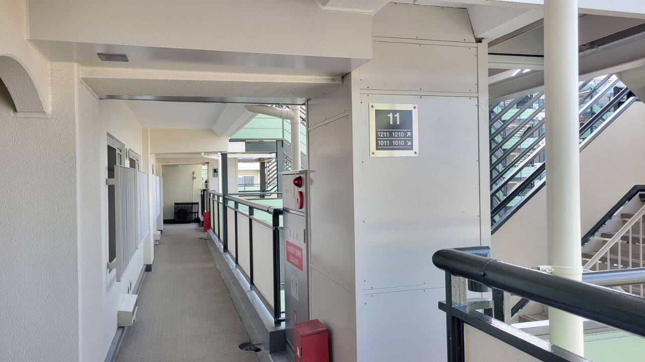 【外廊下】マンションにはエレベーターが設置されているため、ベビーカーを押したままでも住戸階までの移動がスムーズに行えます。