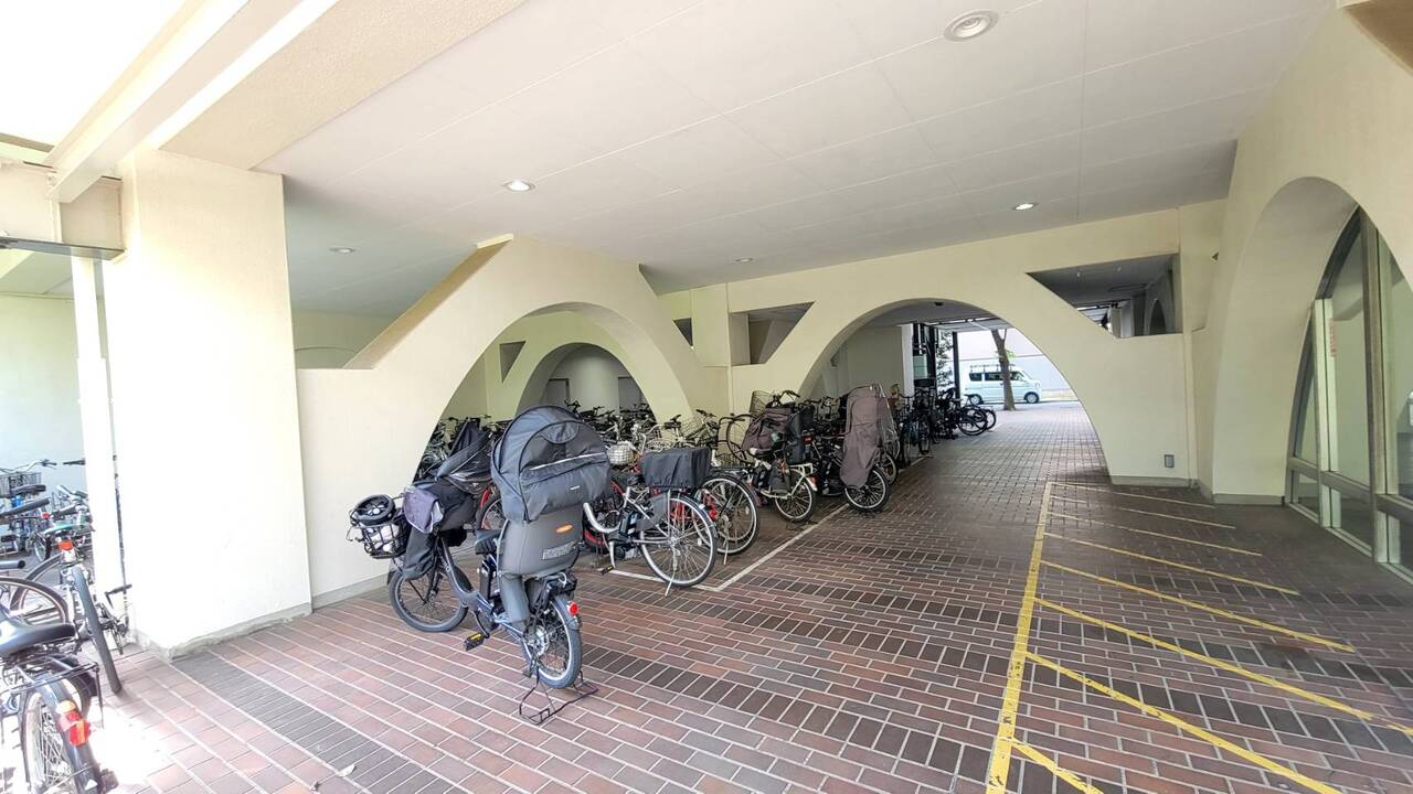 【駐輪場】雨や直射日光による負担が軽減される、屋内型の駐輪場。平面式のため出し入れがしやすいです。最新の空き状況はお問い合わせください。