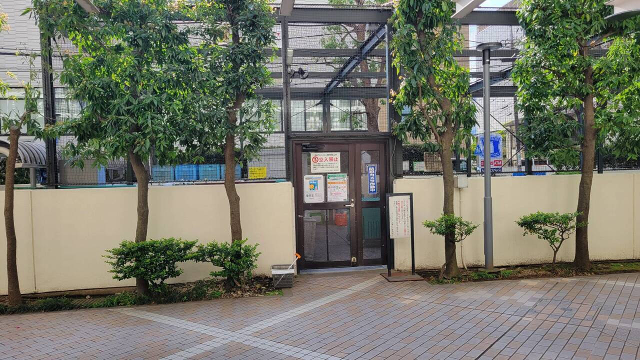 【ゴミ置き場】ゴミの飛散を防ぐネット付きのゴミ置き場。防犯カメラも備わり、セキュリティ面にも配慮されています。