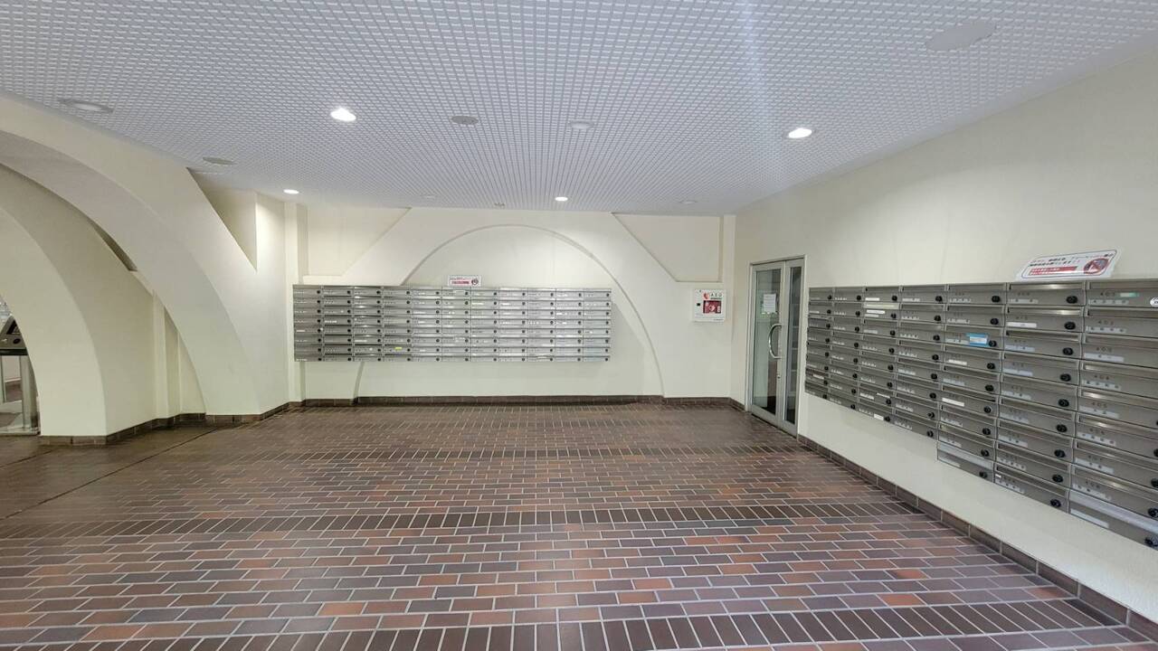 【集合ポスト】エントランス内にポストがあるので、雨の日も濡れずに郵便物の確認ができます。