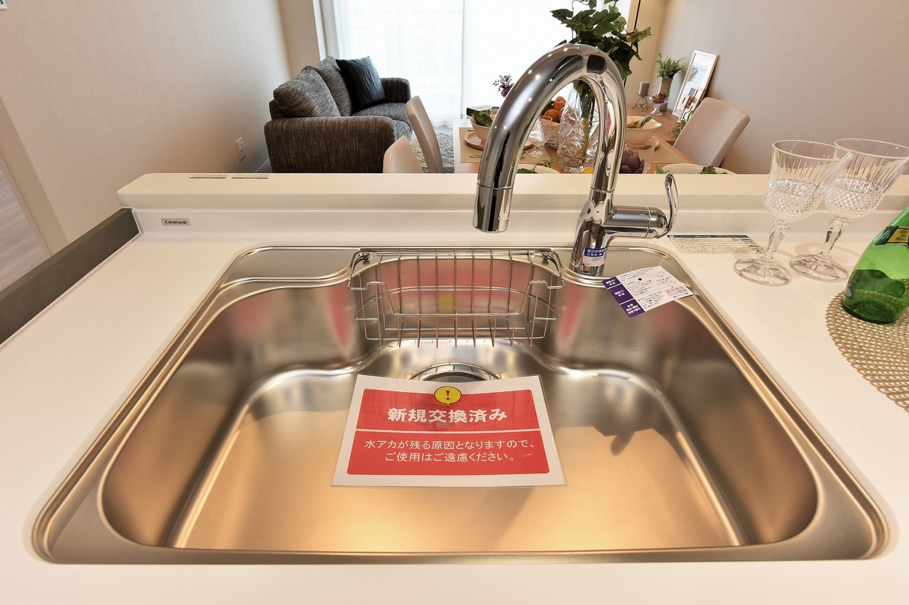 【シンク】タッチレス水栓が採用されています。蛇口に直接触れずに水を出したり、止めたりできるので、衛生的。調理もスムーズに行えそうです。
