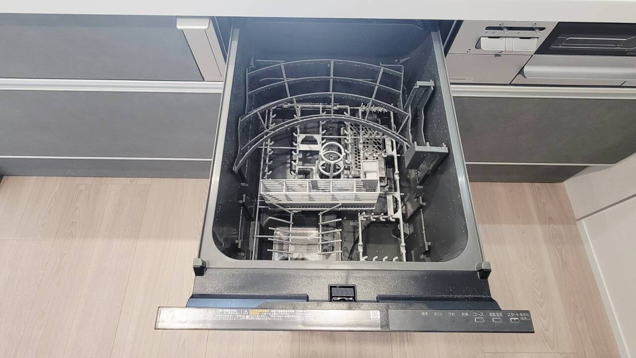 【食洗機】家事の時短が叶う食洗機が搭載されています。ビルトインタイプのため、作業スペースを広く確保することが可能です。