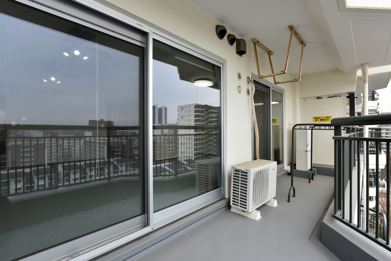 【バルコニー/南側】全居室がバルコニーに面し、明るい陽光が差し込む住まいです。気持ちよく洗濯物を干すことができそうです。物干し金物付き。