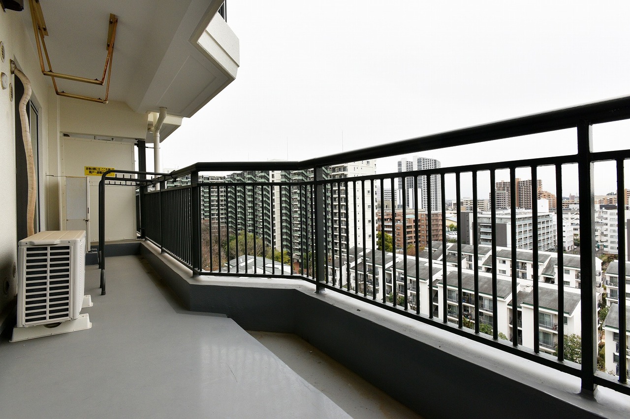 【バルコニー/南側】2026年5月、キッチン・浴室・洗面化粧台・トイレなど新規交換、床・フロアタイル・クロスなど新規貼替の内装リフォーム完了予定。気持ちよく新生活がスタートできます。