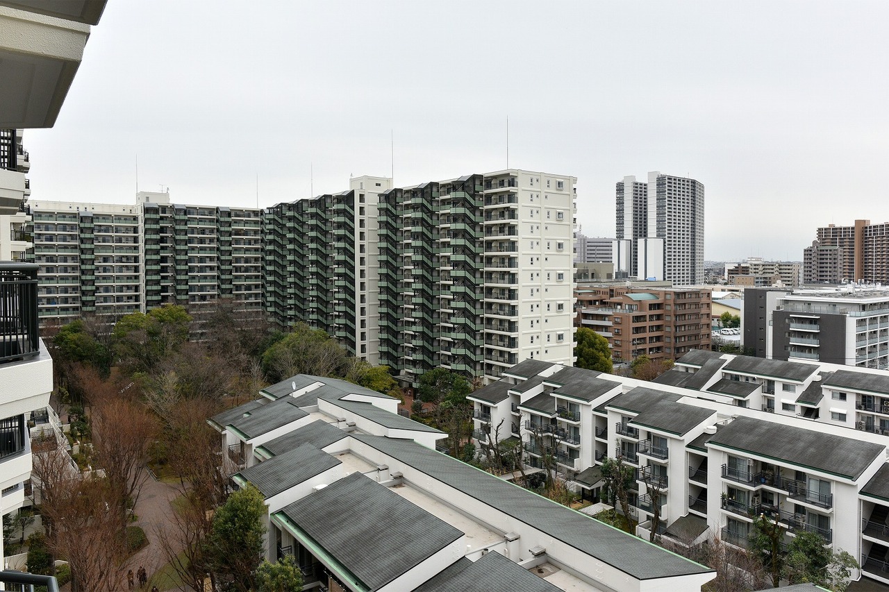 【眺望写真/南側】高層階ならではの眺めが広がります。家事や勉強の合間に外の空気にふれて、リフレッシュできます。※眺望は将来に渡って保証するものではありません。