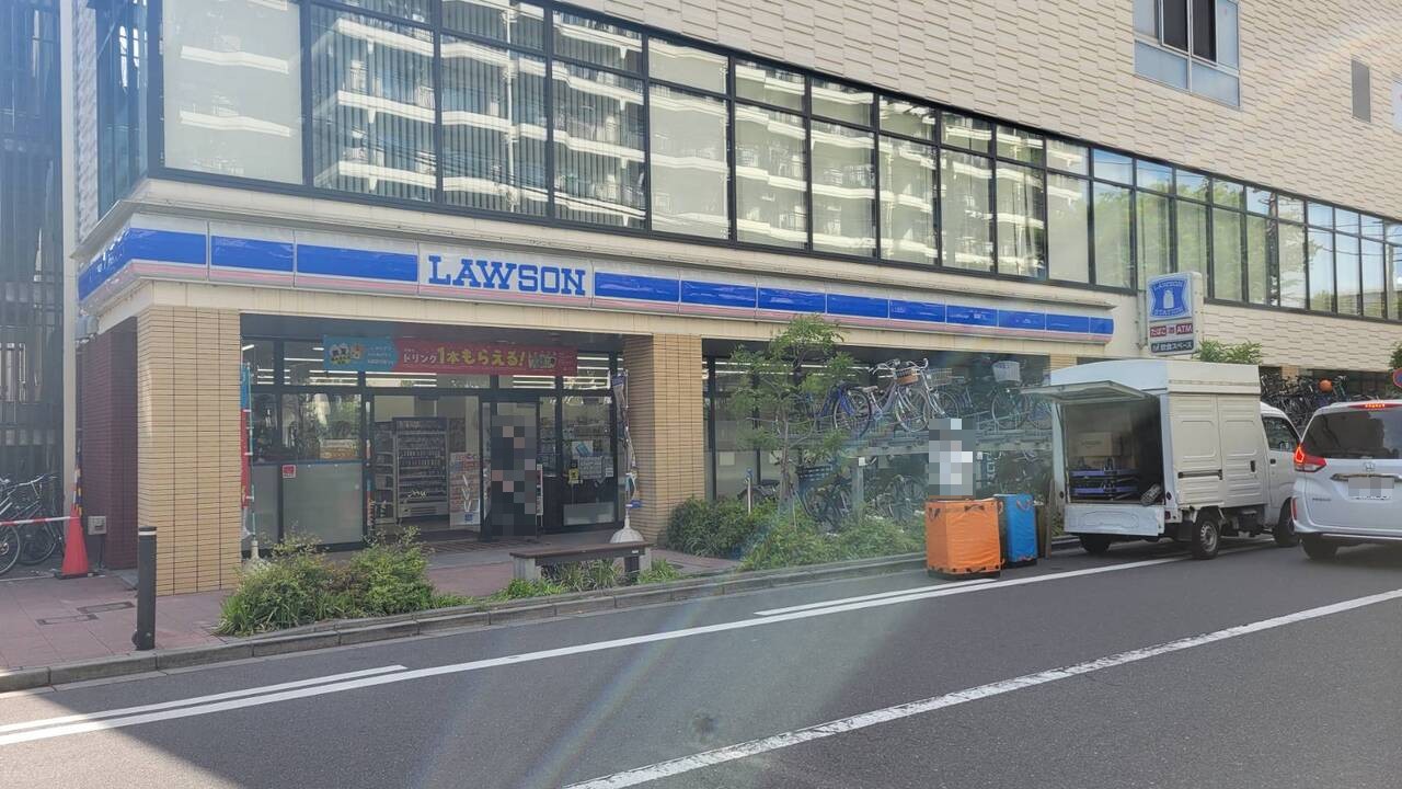 【ローソン高津溝口一丁目店】徒歩2分。飲食スペースが設けられている店舗です。ATMがあり、急な入用の際にも便利です。営業時間/24時間営業。