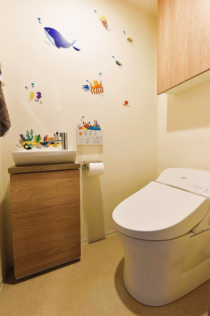 【トイレ】上部には、トイレットペーパーなどのストックに便利な吊戸棚が設けられています。独立型の手洗い器も備わっており、使用後の手洗いや掃除の際にも便利に使えます。※ＣＧ加工処理をしています。