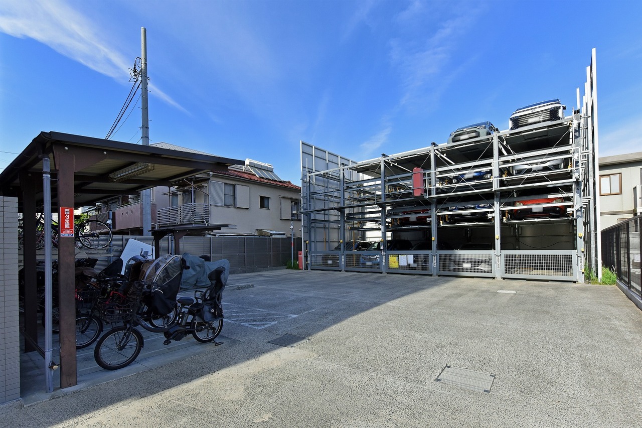 【駐車場】車路から駐車場へのアプローチは、人車分離の動線設計です。最新の空き状況や使用料、駐車可能なサイズなど、お気軽にお問い合わせください。