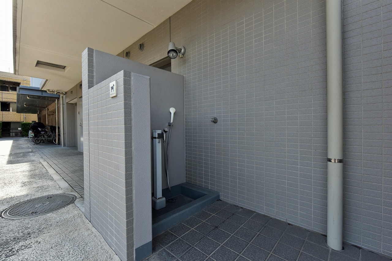 【ペット足洗い場】共用部にはペット足洗い場が設けられています。お散歩後の汚れを室内へ持ち込みにくく、ペットとの暮らしに配慮された設備です。