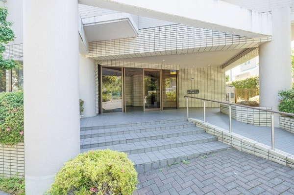 エントランスはスロープもあり、日常の出入りもスムーズです