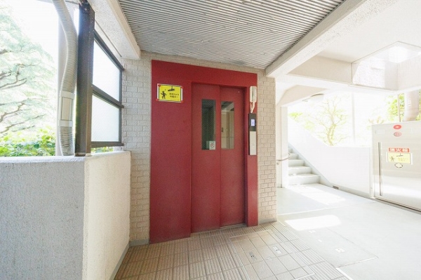 エレベーターは各階停止ではありません（本住戸は停止階外となります）