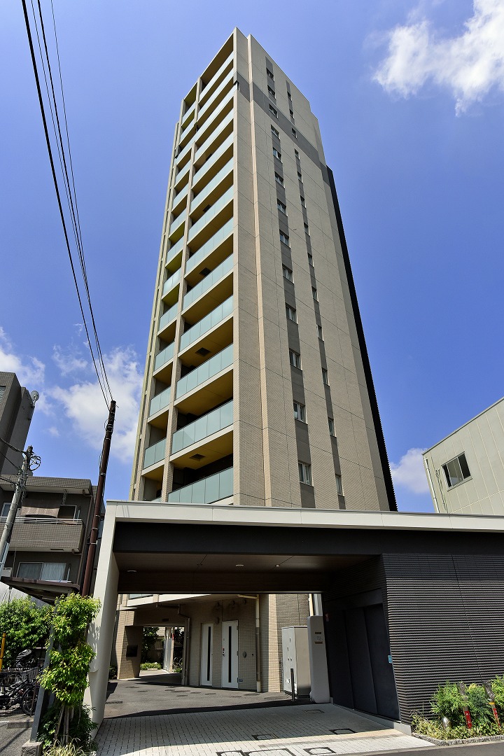 【クリオラベルヴィ武蔵小杉】地上15階建12階部分の住まい。東急東横線「元住吉」駅まで徒歩8分。東京都心方面や横浜方面へのアクセス良好な立地です。