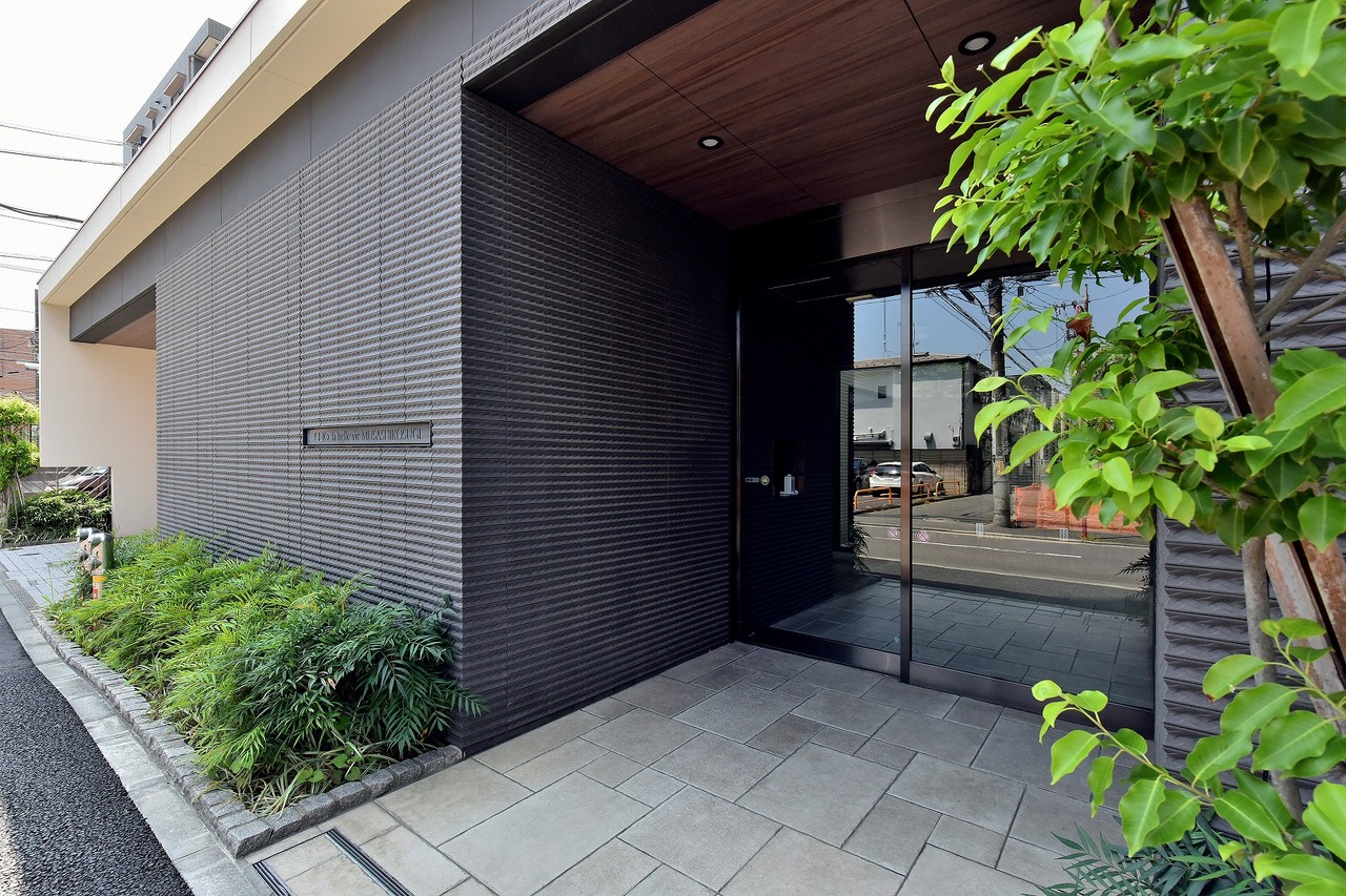 【エントランス】清潔に保たれているマンション共用部です。防犯カメラやトリプルセキュリティが採用されています。