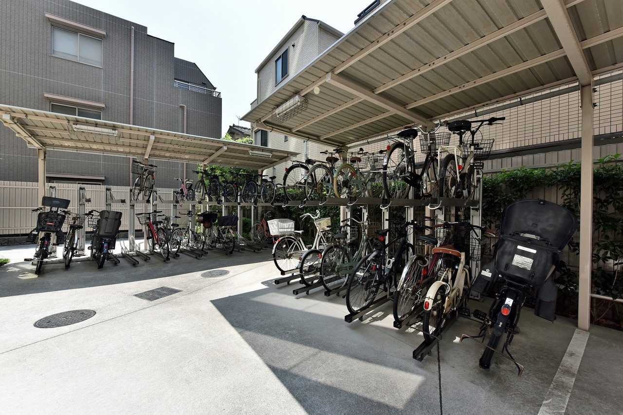 【駐輪場】サイクルポートが設置されているため、雨から大切な自転車を守ることができます。最新の空き状況は、お気軽にお問い合わせください。