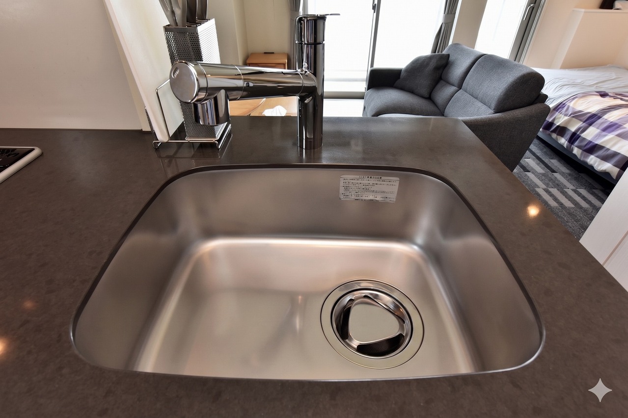 【シンク】
浄水器一体型の水栓が採用されています。ウォーターサーバーなどを設置せずに、清潔なお水が利用できます。調理にも役立ちそうです。