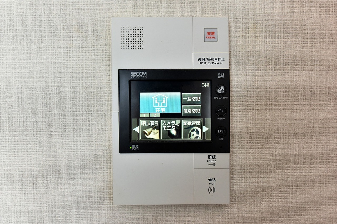 【カラーモニター付きインターホン】
室内で来訪者の顔や外の様子を確認してから対応できるため、お子さまの留守番の際にも役立ちそうです。