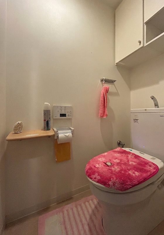 【トイレ】上部に吊戸棚付です。消耗品や掃除用具を収納でき、個室内をすっきりと保つことができそう・・・