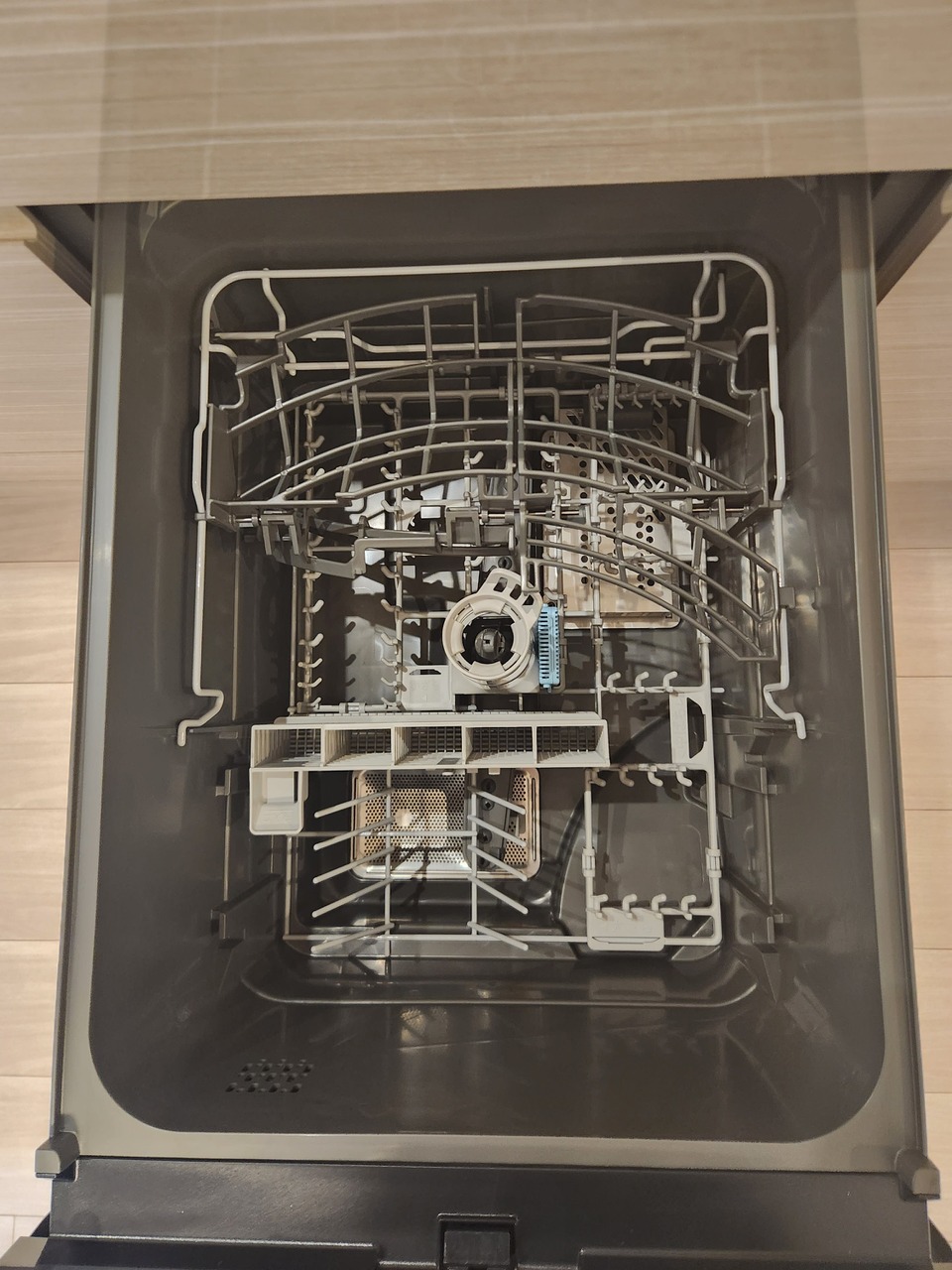 【キッチン】食器洗乾燥機が搭載されており、家事の時短が叶います。ビルトインタイプにつき、ワークトップを広く確保することが可能。