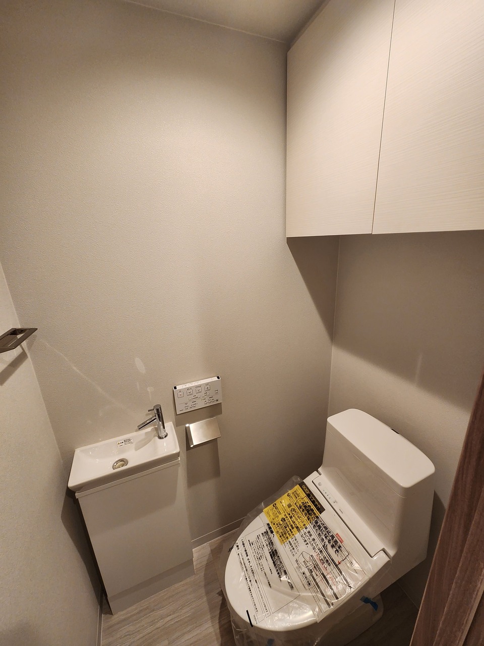 【トイレ】毎日清潔にご使用いただける、温水洗浄便座付きです。収納スペースと、独立した手洗い器が設けられています。