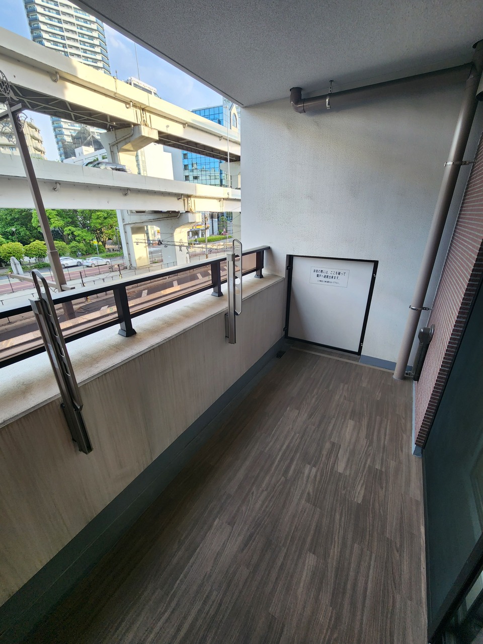【バルコニー】物干し金物が備え付けられている、南東向きのバルコニー。屋根があるので少しの雨では洗濯物が濡れにくいです。