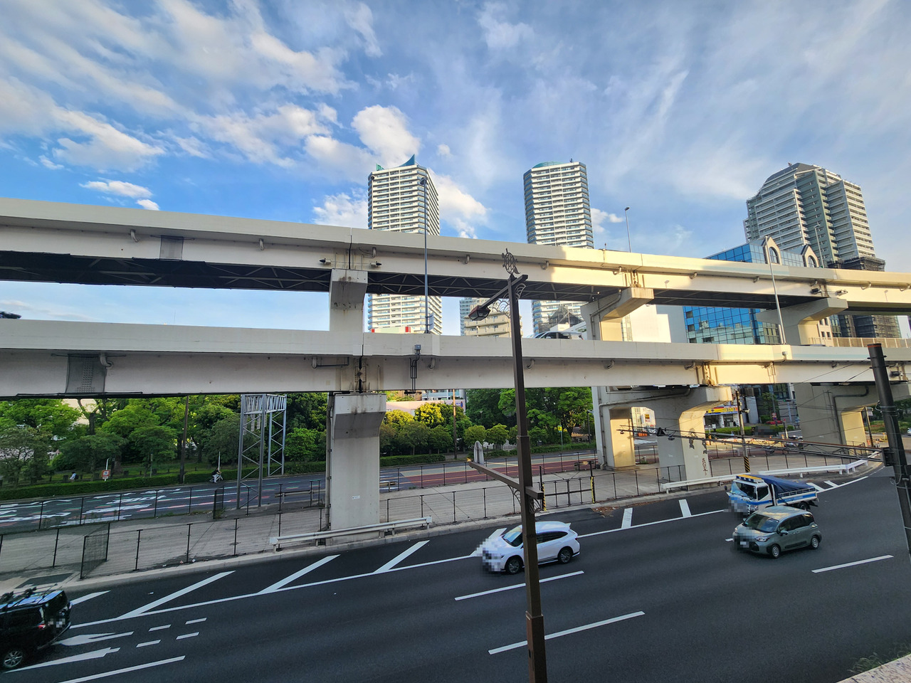 【バルコニーからの眺望】周囲にはコンビニやスーパーなどの買い物施設が点在しています。「横浜」駅周辺にも多彩な商業施設が揃っています。※眺望は将来に渡って保証するものではありません。