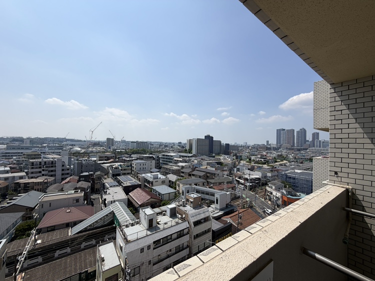 【住戸からの眺望】高層階ならではの景色が広がっています。都会と青空の雄大さを同時に感じることができる、贅沢な眺望です。※眺望は将来に渡って保証するものではありません。
