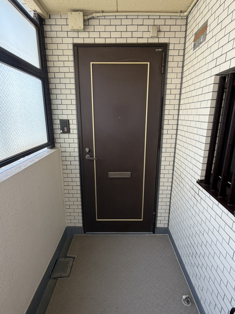 【玄関】角住戸のため、玄関前を家族以外の住民が通る心配が少なく、プライバシーが守られます。モニター付きインターホンが備わっています。