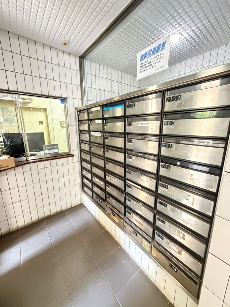【集合ポスト】エントランスには集合ポストが設置されていますので、居住エリアに住民以外の人が立ち入りにくいです。宅配ボックスも設置されていますので、不在時の荷物受け取りも可能です。