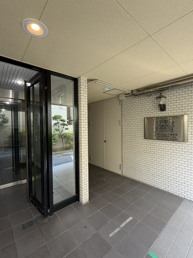 【エントランス】マンションのエントランス部分です。共用部は綺麗に保たれています。オートロックと防犯カメラ付きで、セキュリティ面に配慮されています。