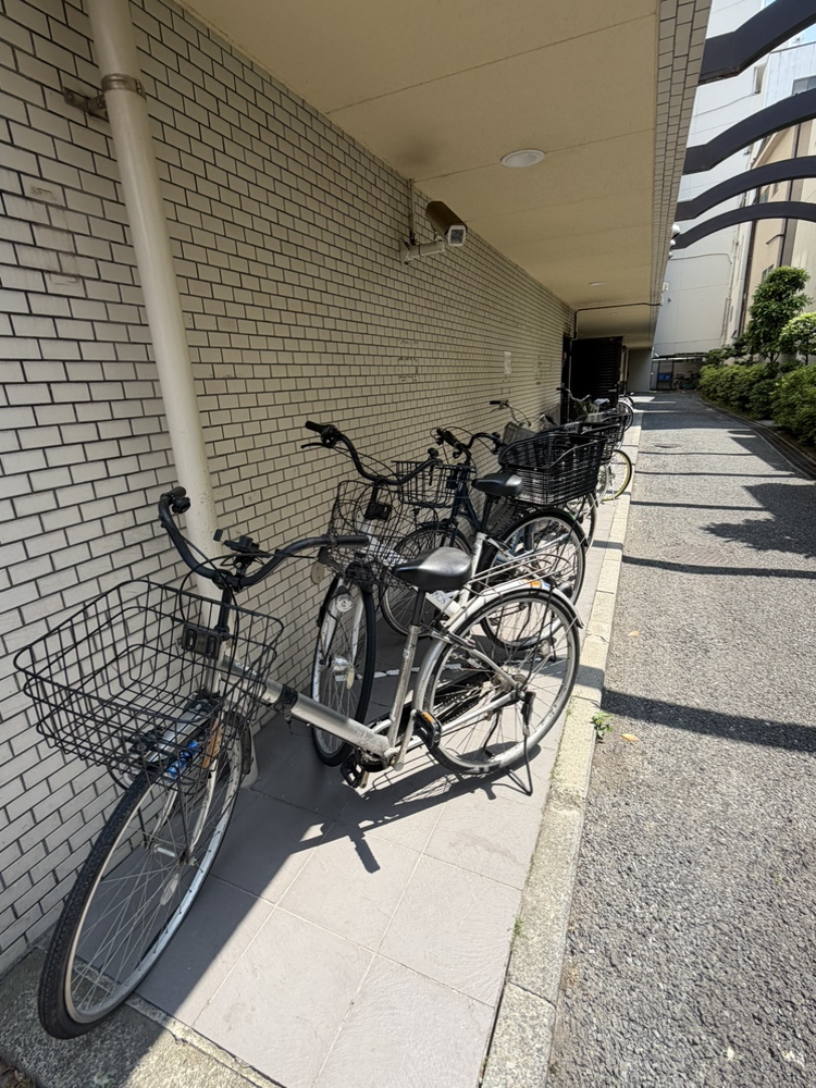 【共用部】バイク置場と駐輪場が設けられています。ご利用には別途費用が掛かります。空き状況など詳細は、お問い合わせください。