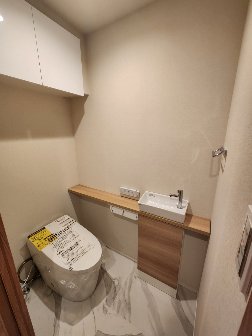 【トイレ】年間を通して快適に使用できる温水洗浄便座付き。独立式の手洗いスペースや収納棚など、使い勝手の良い設備が採用されています。