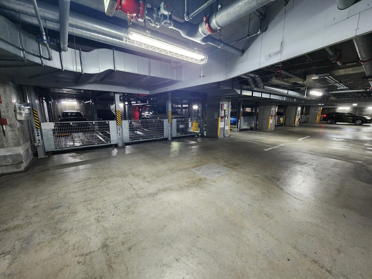 【駐車場】敷地内に機械式の駐車場が設置されています。最新の空き状況などについては担当までお気軽にお問い合わせください。