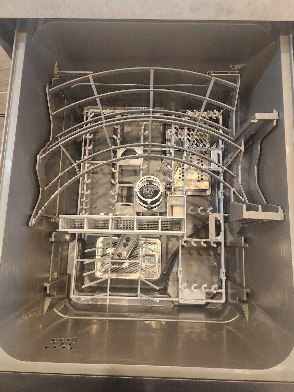 【食器洗い乾燥機】キッチンには、家事負担を軽減する食器洗い乾燥機が搭載されています。食事後の家事の時短が叶い、ご家族の時間をゆっくりと過ごすことができます。乾燥のみのご使用も可能です。