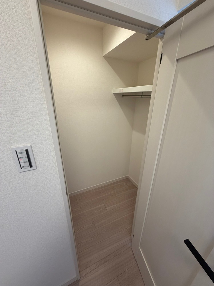【WIC/洋室約5.0帖】洋室2室にはそれぞれWICが設けられています。奥行きのある空間にハンガーポールと枕棚が設置されているので、衣類と小物をまとめてすっきり収納できます。