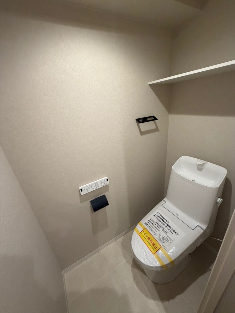 【トイレ】モノトーンを基調としたトイレは、すっきりと清潔感のある空間に仕上げられています(※トイレ交換/2026年2月)。