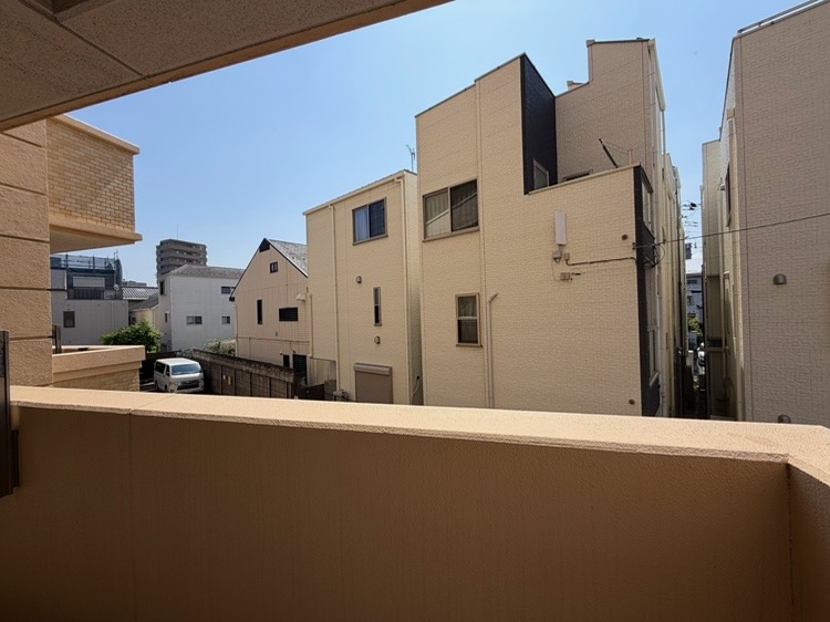 【住戸からの眺望】準住居地域内に立地しているマンション。周辺にはコンビニやスーパーがあり、最寄駅も近く生活利便性の高い住環境が整っています。※眺望は将来にわたって保証するものではありません。
