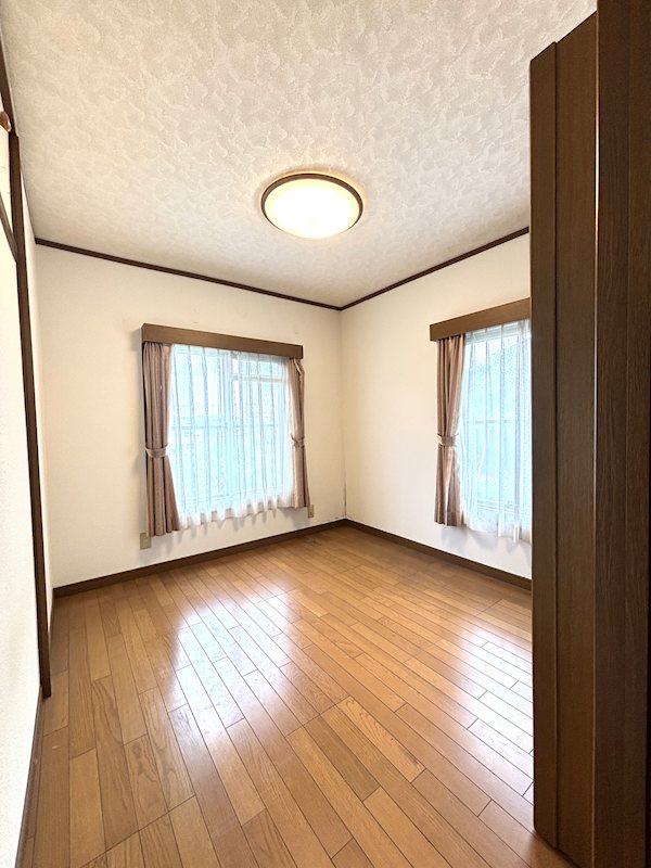 【洋室】2面採光で明るく、心地よい風が通り抜ける洋室。寝室や子供部屋、書斎にもぴったりです。