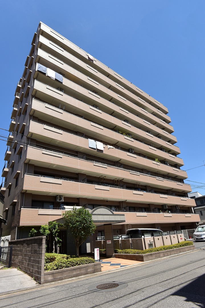JR京浜東北線鶴見駅まで徒歩約12分、京急線鶴見駅まで徒歩約10分、JR鶴見線国道駅まで徒歩1分のアクセス良好な立地。